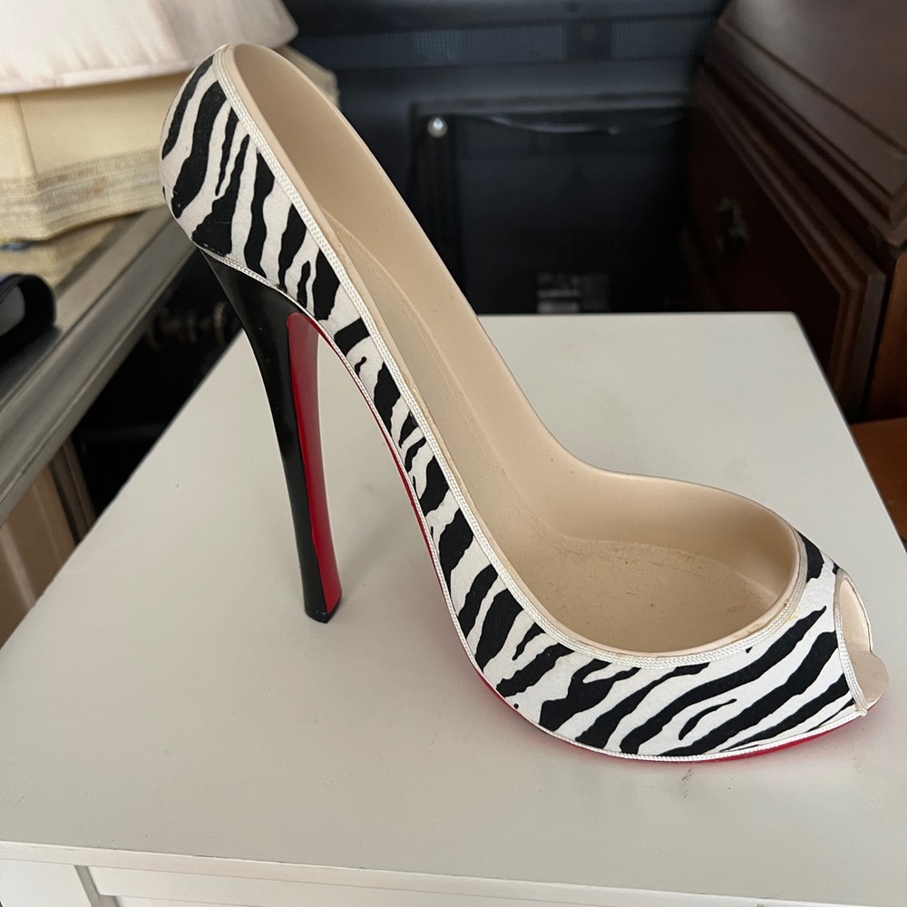 High heeled zebra  ceramic shoe wine bottle cradle